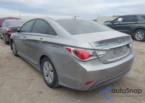 2013 Hyundai Sonata Hybrid z USA, uszkodzony, nr VIN KMHEC4A47DA051383